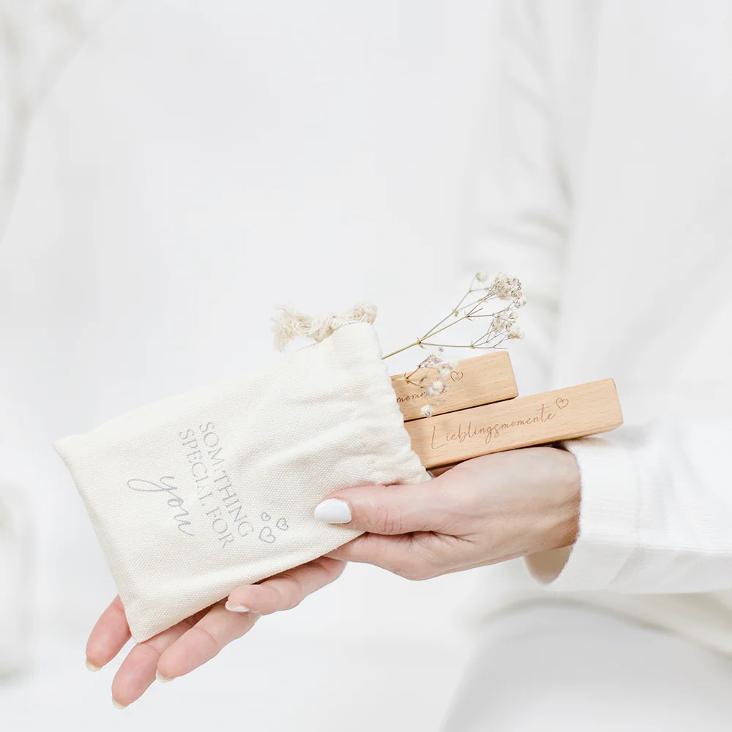 POSTKARTENHALTER LIEBLINGSMOMENTE ♡ IM LEINENSÄCKCHEN - 1