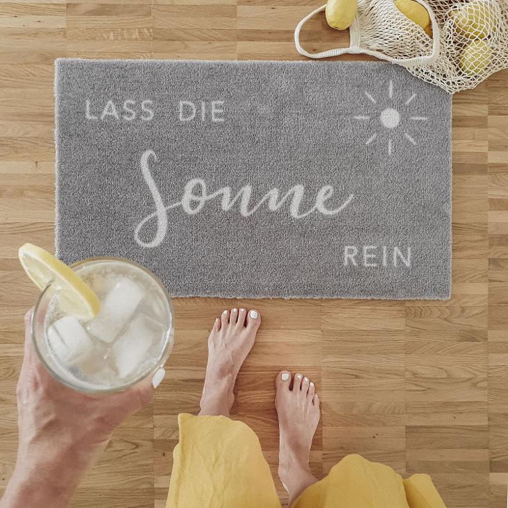 FUSSMATTE LASS DIE SONNE REIN (GRAU) (NUR NOCH 2 VERFÜGBAR / SOLANGE VORRAT REICHT)