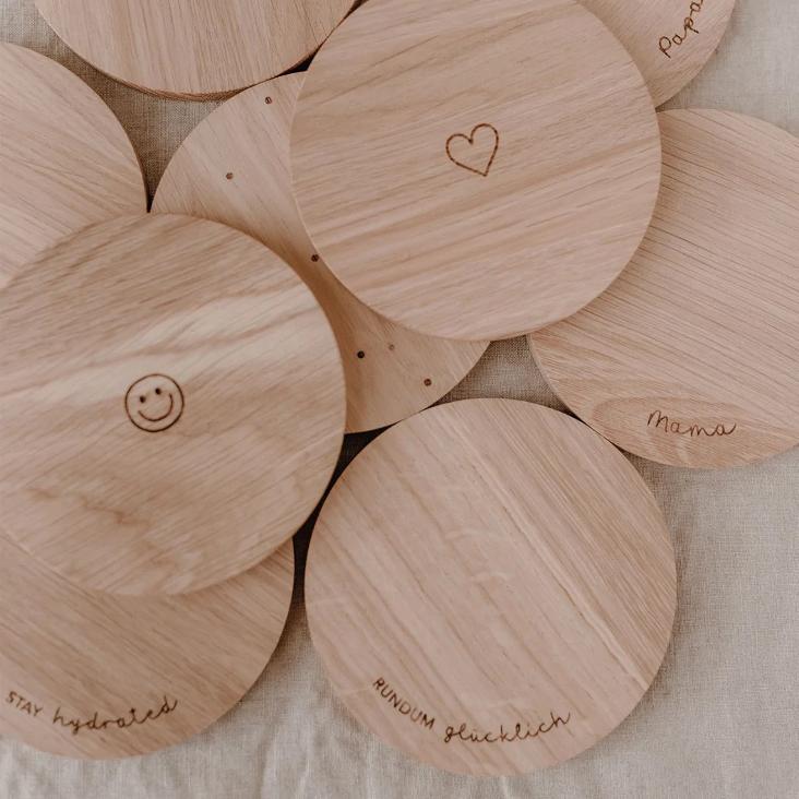 UNTERSETZER AUS EICHE RUNDUM GLÜCKLICH - 1