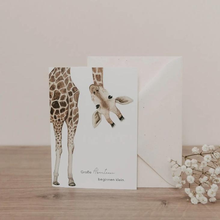 VORBESTELLEN: MITTE/ENDE MÄRZ WIEDER LIEFERBAR: KLAPPKARTE GIRAFFE / GROSSE ABENTEUER BEGINNEN KLEIN - 0