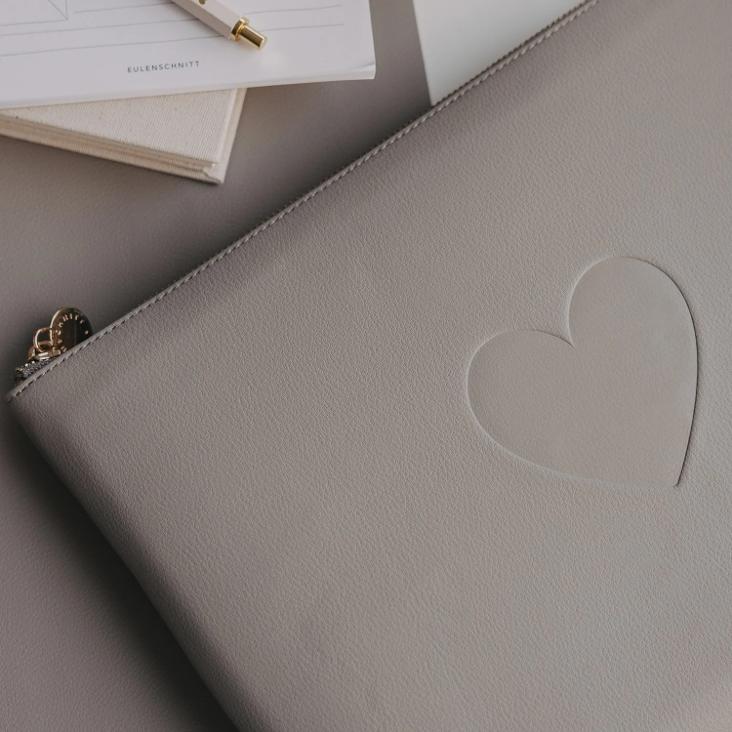 NEU: VORBESTELLEN: AB CA. 22.6 LIEFERBAR: LAPTOPTASCHE HERZ GRAU ♡ - 0