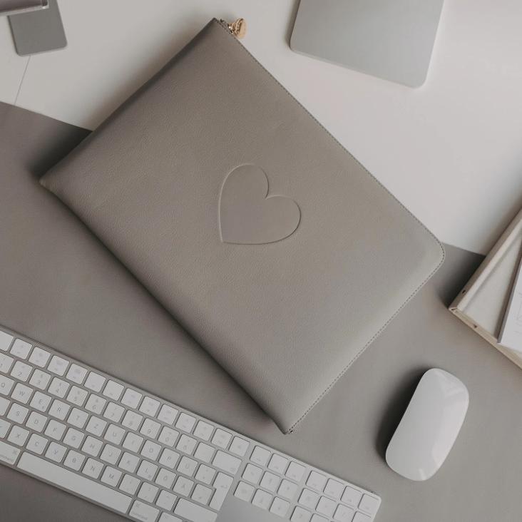 NEU: VORBESTELLEN: AB CA. 22.6 LIEFERBAR: LAPTOPTASCHE HERZ GRAU ♡