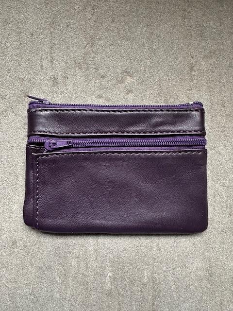MÜNZETUI MIT REISSVERSCHLUSS AUBERGINE