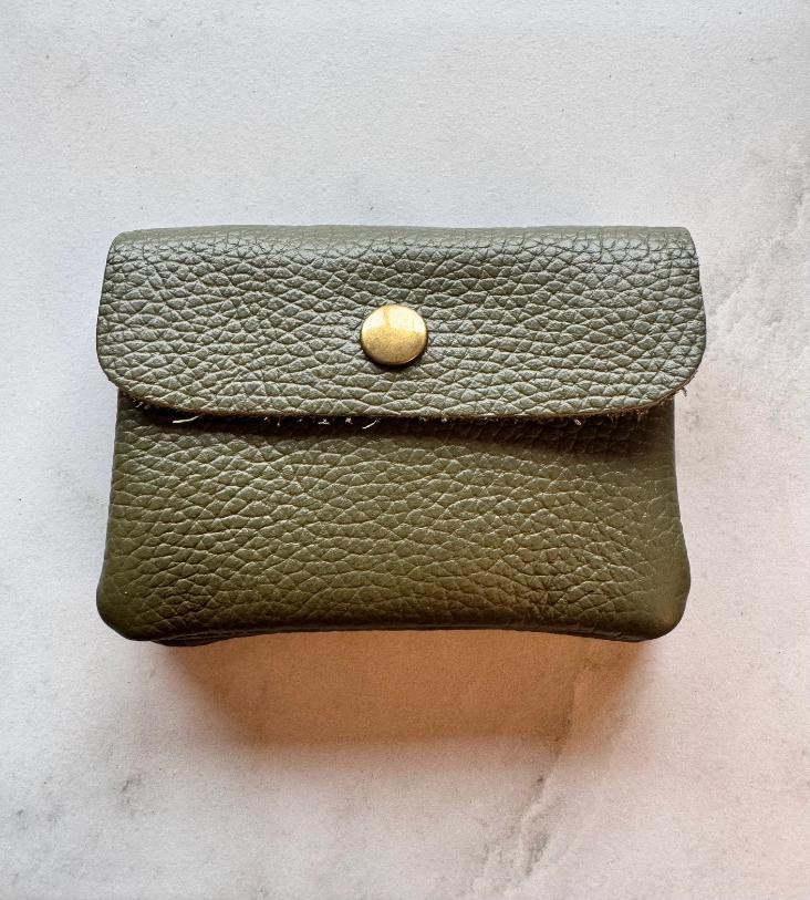 MÜNZETUI MIT REISSVERSCHLUSS OLIVE