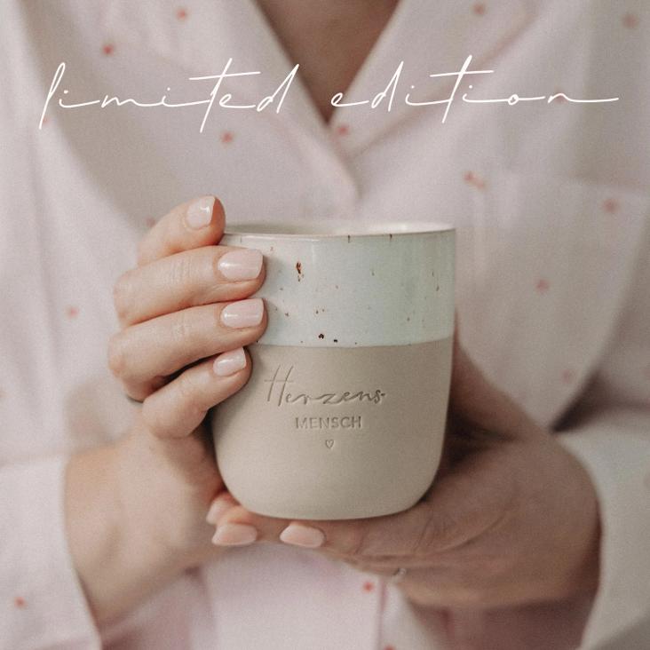 VORBESTELLEN: AB CA.6.3 LIEFERBAR: BECHER HERZENSMENSCH ♡