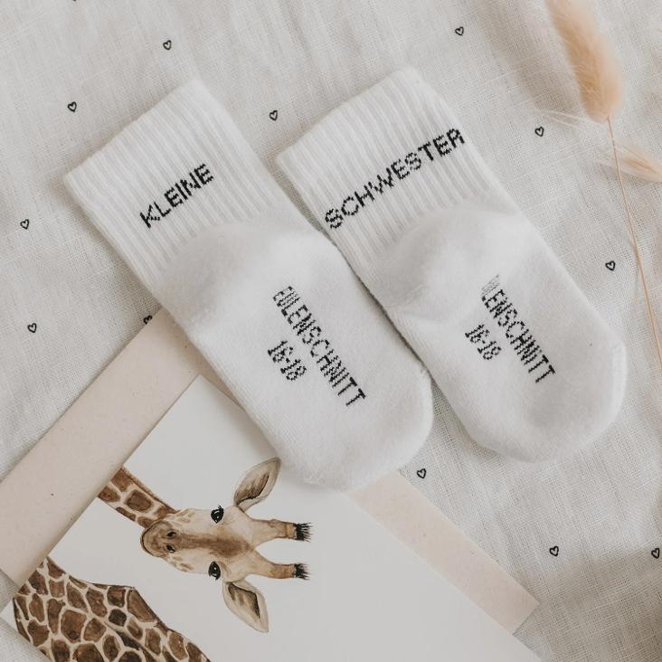 NEU: VORBESTELLEN IM LAUFE VOM OKTOBER LIEFERBAR: BABYSOCKEN KLEINE SCHWESTER