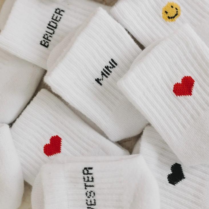 NEU: VORBESTELLEN IM LAUFE VOM OKTOBER LIEFERBAR: BABYSOCKEN HERZ ROT - 1