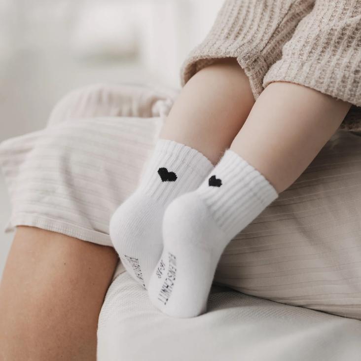 NEU: VORBESTELLEN IM LAUFE VOM OKTOBER LIEFERBAR: BABYSOCKEN HERZ SCHWARZ - 5
