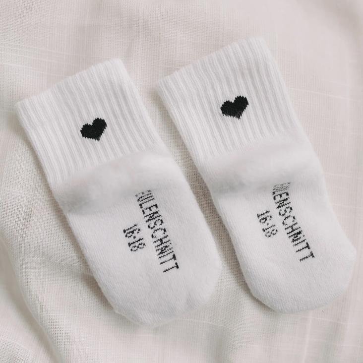 NEU: VORBESTELLEN IM LAUFE VOM OKTOBER LIEFERBAR: BABYSOCKEN HERZ SCHWARZ - 1