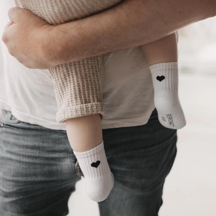 NEU: VORBESTELLEN IM LAUFE VOM OKTOBER LIEFERBAR: BABYSOCKEN HERZ SCHWARZ
