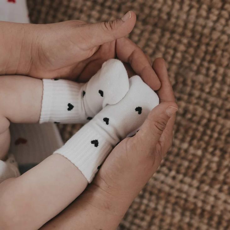 NEU: VORBESTELLEN: BABYSOCKEN ALLOVER HERZEN SCHWARZ ♡ / LIEFERBAR AB 11.9 - 1