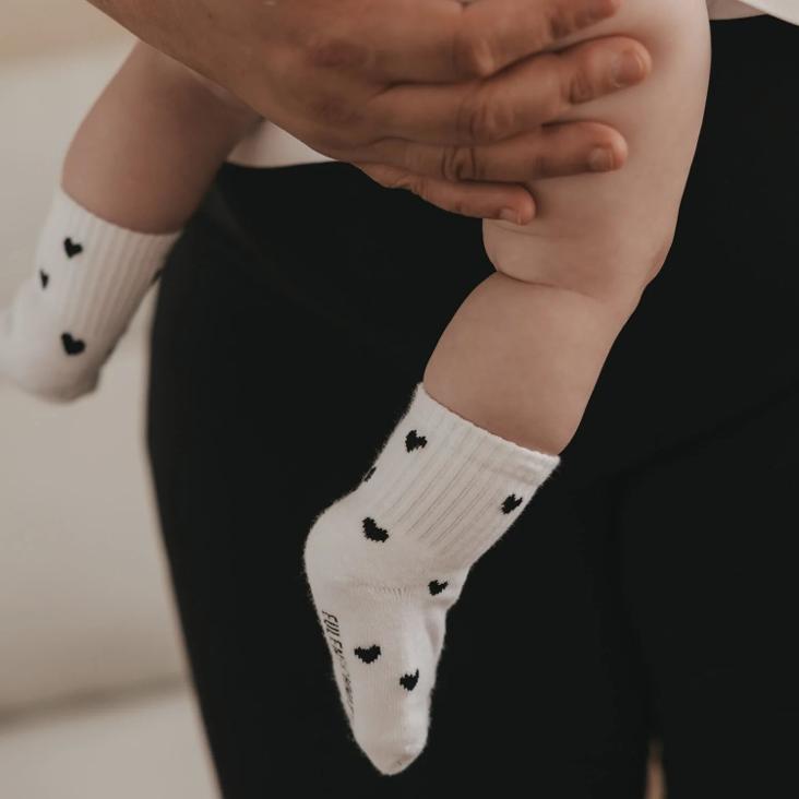 NEU: VORBESTELLEN: BABYSOCKEN ALLOVER HERZEN SCHWARZ ♡ / LIEFERBAR AB 11.9 - 3