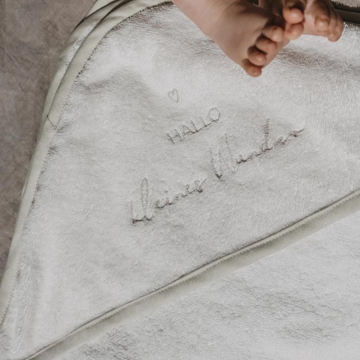 NEU: VORBESTELLEN CA. MITTE JULI LIEFERBAR: HANDTUCH MIT KAPUZE HALLO KLEINES WUNDER ♡