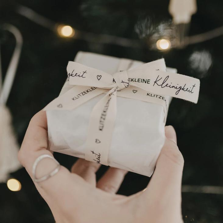 GESCHENKBAND 5m `KLITZEKLEINE KLEINIGKEIT ♡` - 4