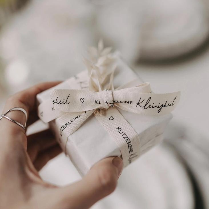 GESCHENKBAND 5m `KLITZEKLEINE KLEINIGKEIT ♡` - 3