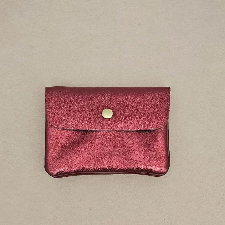 VORBESTELLEN: MÜNZETUI MIT REISSVERSCHLUSS METALLIC WEINROT / CA. ENDE AUGUST WIEDER LIEFERBAR